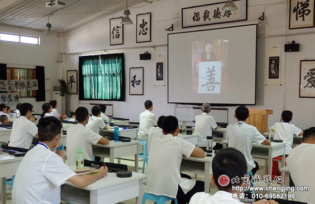 開班典禮上，回顧歷屆暑期書法培訓的成果展示。