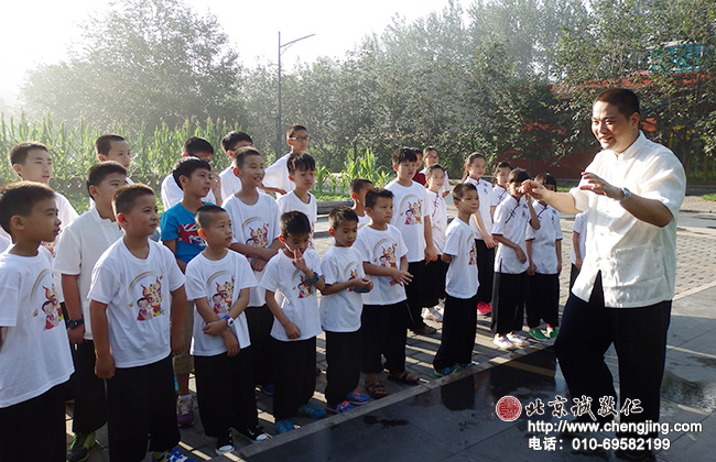 可愛的班主任老師活潑幽默的教學方式，使小同學輕松愉快地學習。