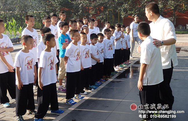 教學相長，師生互動。老師指導學員太極基本功動作要領。