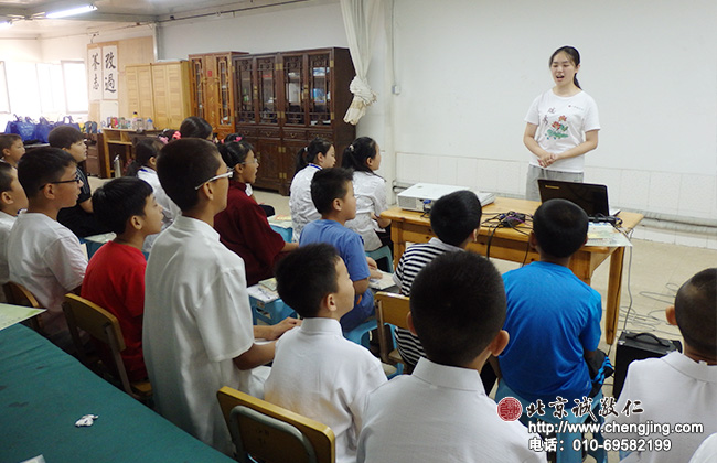 書法二班的小學(xué)員們誦讀《弟子規(guī)》