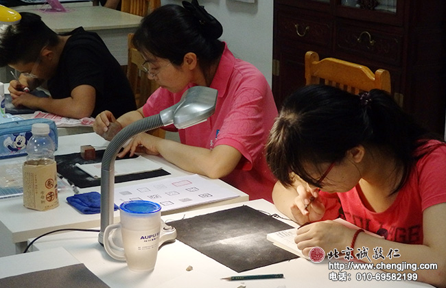 篆刻班新學(xué)員進(jìn)行基本刀法的學(xué)習(xí)，今天練習(xí)刻直線。