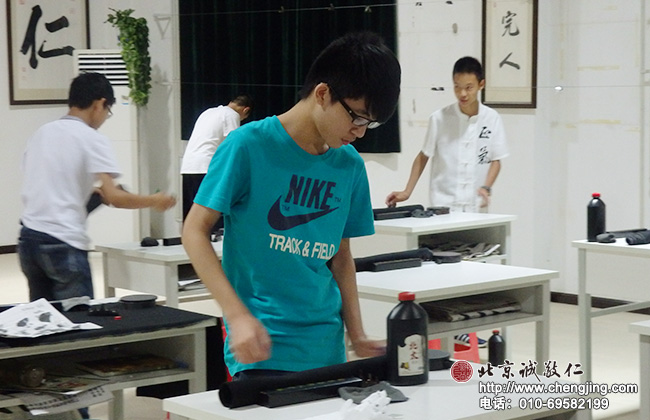 一天的課程結(jié)束了；同學(xué)們認(rèn)真清理教室衛(wèi)生，以整潔舒適的環(huán)境迎接新的一天的即將開始！