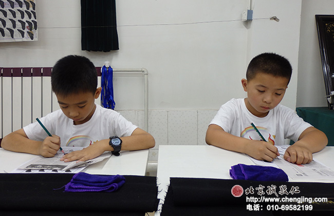 定心描紅要保持紙面干凈整潔，小學員學習的很專注。