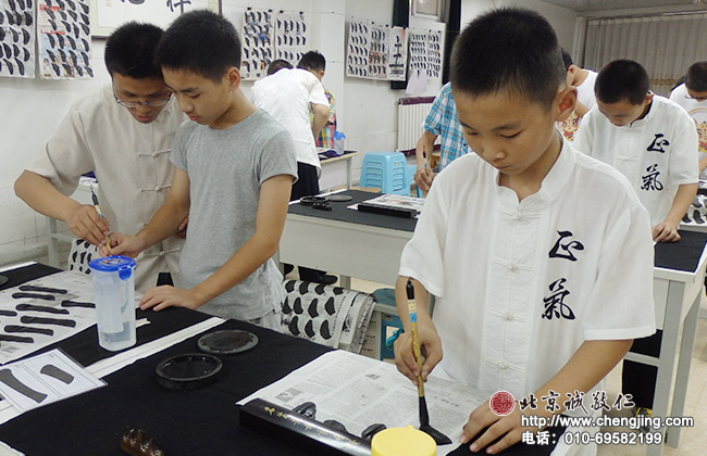 書法老師認真指導小學員書法學習