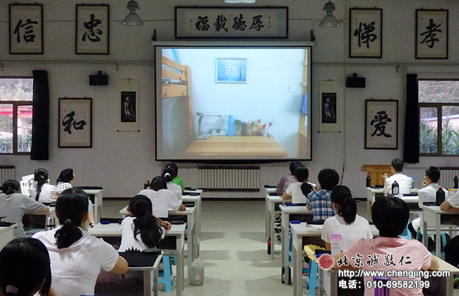 今天開始內務管理課程，將今天學員內務檢查結果進行講評；鼓勵先進，提攜后進，共同進步。
。