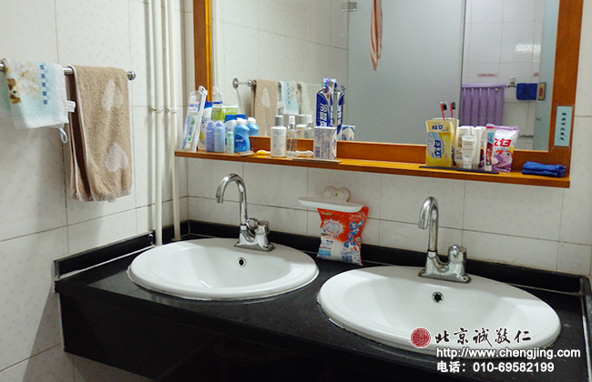 潔凈整齊的盥洗臺。