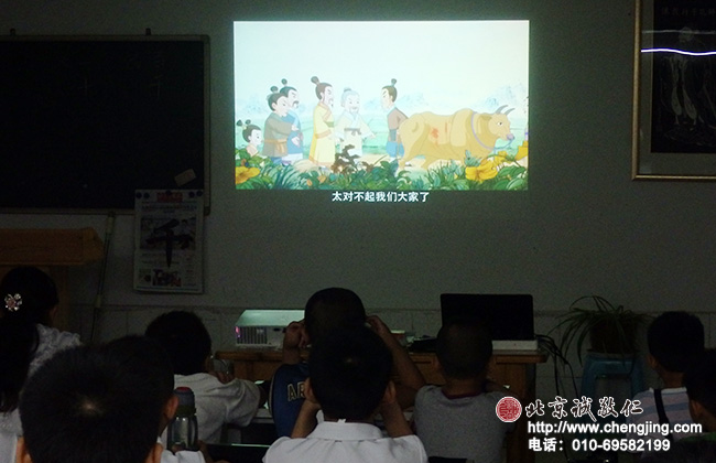 
書法二班的小同學學習看動漫品人生，
中華德育故事的德育課程
。