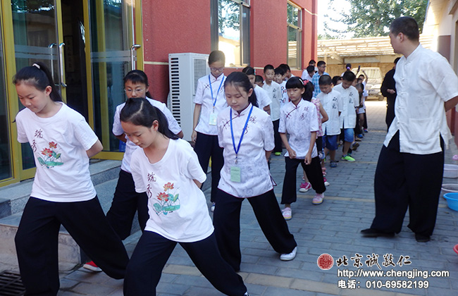 小學員今天開始太極三寶「貓步」學習；