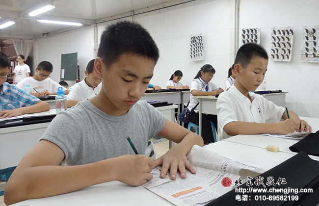 讀經結束后，定心描紅使書法二班的小學員們定力提升很多，
為書法學習奠定了良好的基礎。