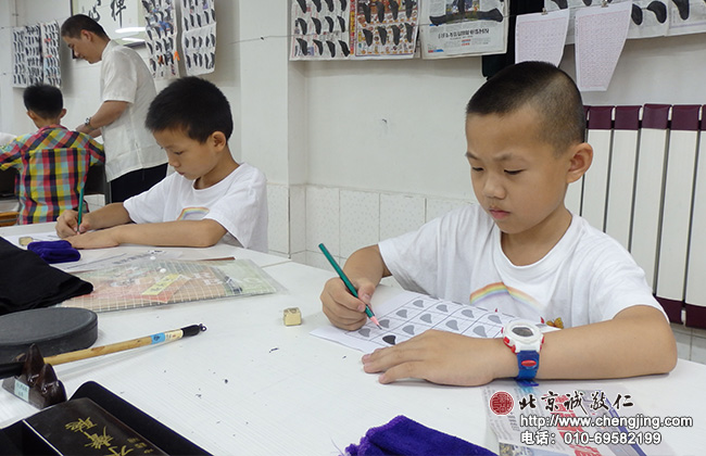 書法二班的小學員們開始逐步養成正確的坐姿。