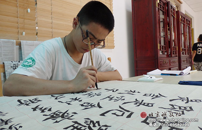 老學員常璧麟同學每年都會利用寒暑假來小院學習，
這是他在臨習《心經》

