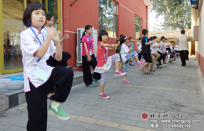 晨光沐浴的小院，花香鳥語蟲鳴；

晨練的學員，成為夏日清晨的一道風景。