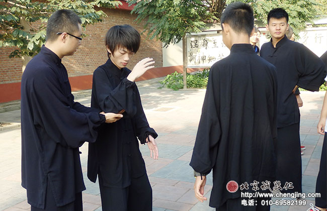 師生互動話真情--太極拳老師指導學員動作要領
領