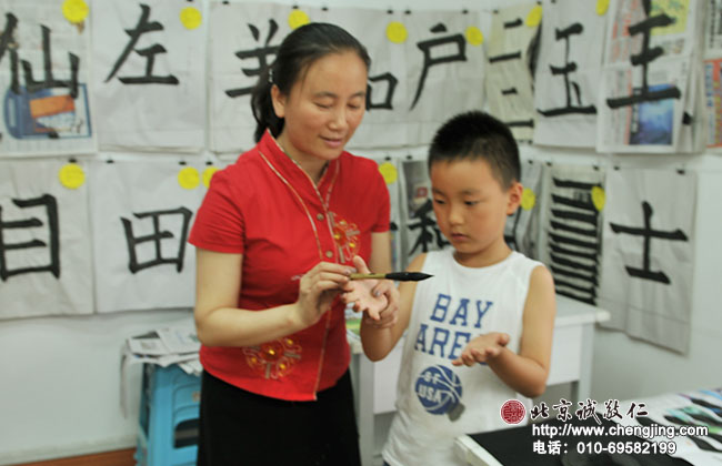 今天小朋友們出的狀況多多，再強調一下防止墨水落到地板上的方法。