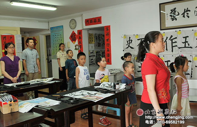 全體同學向尊敬的孔老夫子行下課禮。