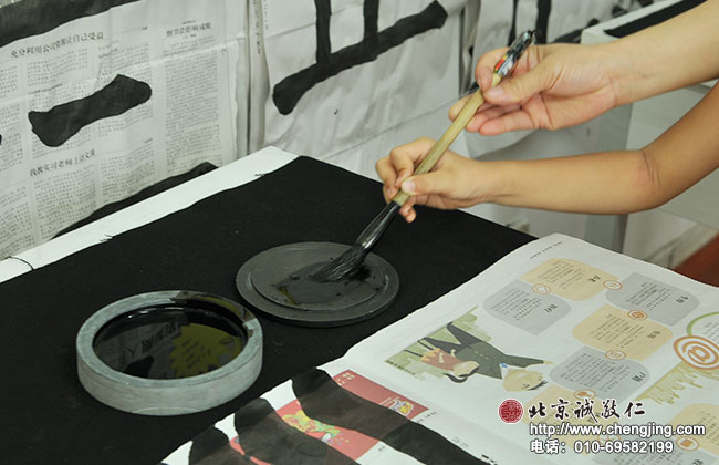 耐心梳理毛筆的毛發，就不會將墨沾在外面。
