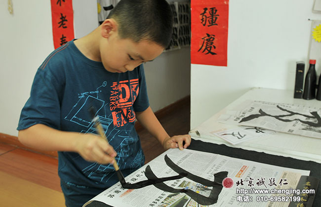 下面的捺空間不夠了，寫字前先想好布局很重要，推及做事中，孩子從中學到了對事物的整體把握。