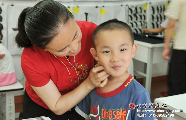 周老師說我的臉已經變成了小花貓，鏡子呢？