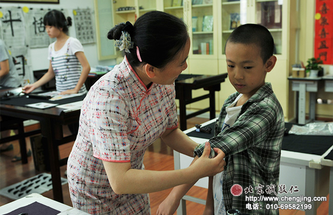 慎于始的教育貫穿整個書法教室的教學，新生入學先立規矩。