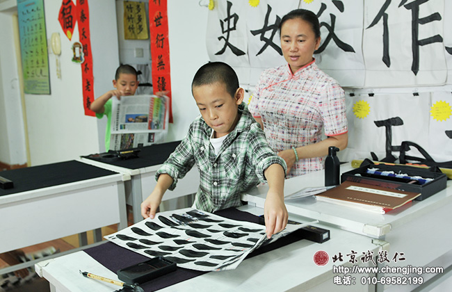 寫完的字紙要雙手捏起兩頭輕輕拿起