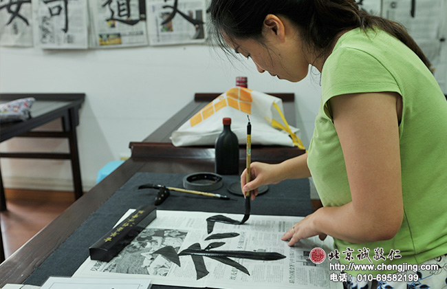 母子一起學書法，用靜心影響著孩子。