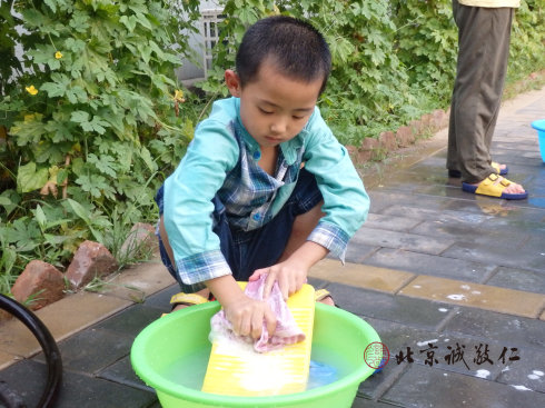 書法二班的小學員學習洗衣服
習勞知感恩