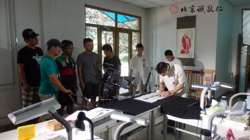 張家灣鎮政府制作傳統文化專題片，
攝制組到小院采集資料；陳老師示范篆刻。
