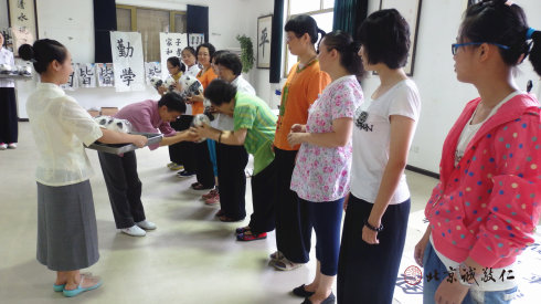 生活老師為學員頒發優秀內務獎