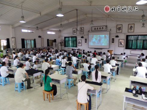 開班典禮上，回顧上一期學員的學習成果；