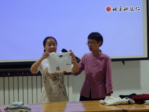 生活老師指導學員內務整理課程---衣服的整理方法