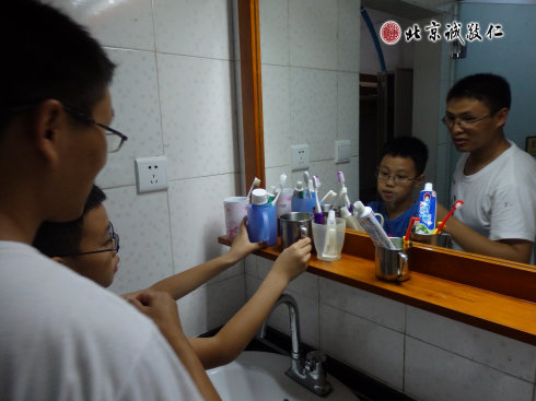 生活老師現場指導小學員內務整理課程