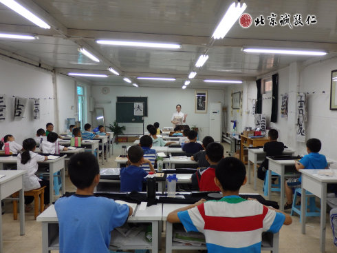  

整潔明亮的教室內，書法二班的小學員，
在老師的引領下，學習經典弟子規。