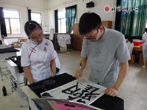 

書法老師指導老學員楷書字體結構


