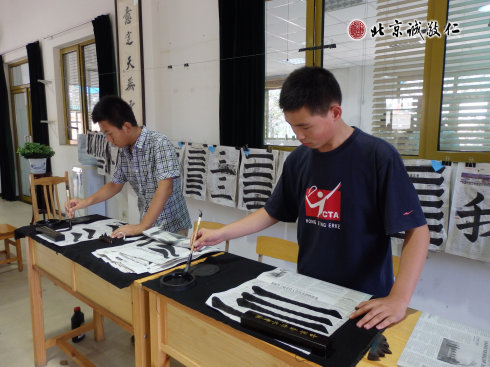 
書法一班學員習練書法基本筆畫

