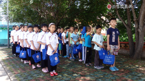 書法二班學員列隊準備去用餐 