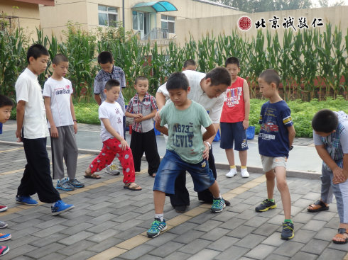 晨練課程，太極拳教練認真指導學員基本動作。