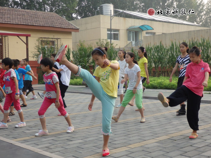 
晨練時分，看我踢得多高！