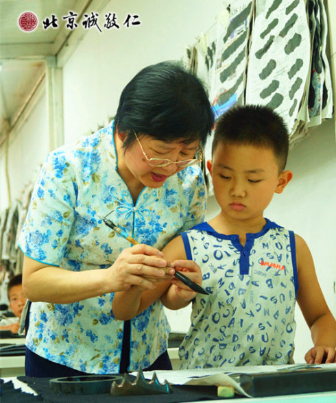 楊老師指導小學員握筆方法