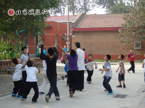 快樂(lè)的課間活動(dòng)---丟沙包