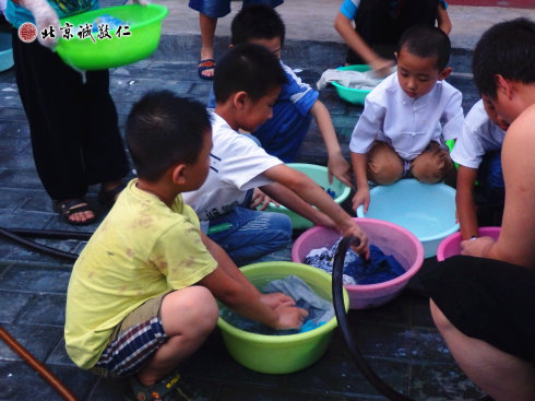 
勤勞的小學員們