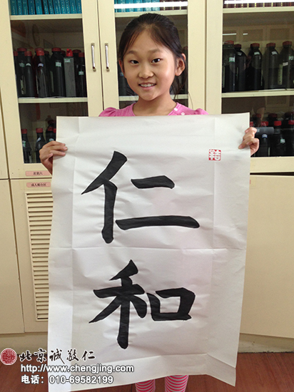 老師給新生講解如何使用《硬筆書法基礎描紅》，它是學習書法最好的輔助教材。