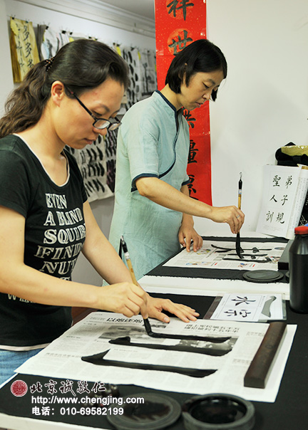 每個學員的進度是不一樣的，書法教室的教學特色是不跟別人比，只跟自己比。