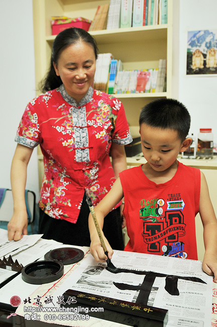 在周老師的指導下，五歲的優優寫出了大大的「止」