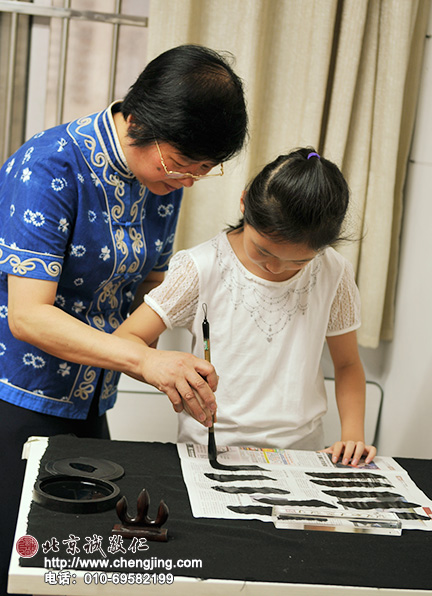 楊老師親自帶學生體會「短橫」的攆筆力道運用