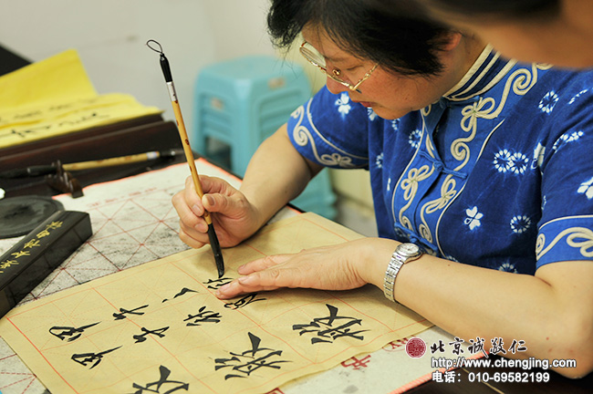 參加楊老師親臨書法教室的老學員可以學到老師親自為其示范的落款。