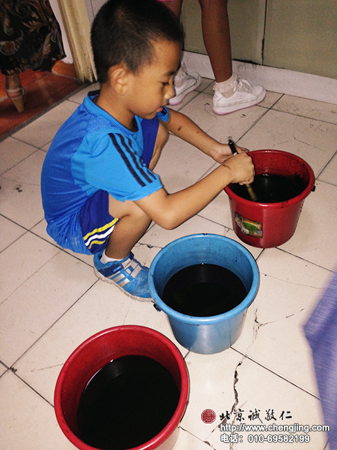 毛筆按照次序清洗干凈。