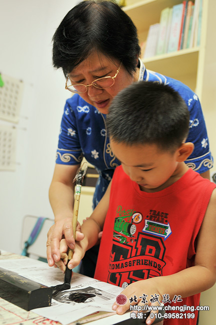 在楊老師手把手的指導下，成功寫出有力道的方頭點