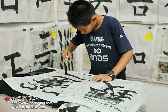 田同學已經學習兩年之久，現在寫出來的字已經很有功夫了。但仍然很認真的研習每一個筆畫在字中的運用，這就是書法學而無厭的魅力所在。