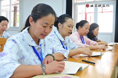 配圖三：學(xué)員認(rèn)真讀誦《弟子規(guī)》 