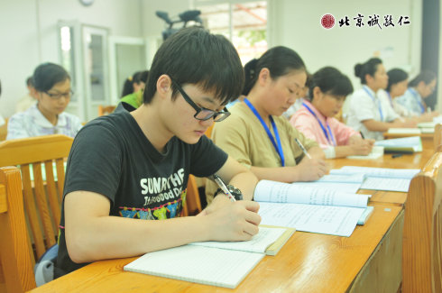 配圖五：學(xué)員認(rèn)真記筆記